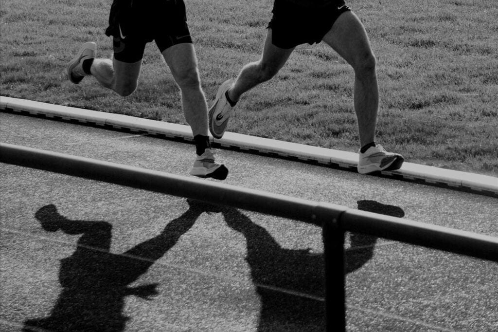 Beine zweier Läufer im Lauf
