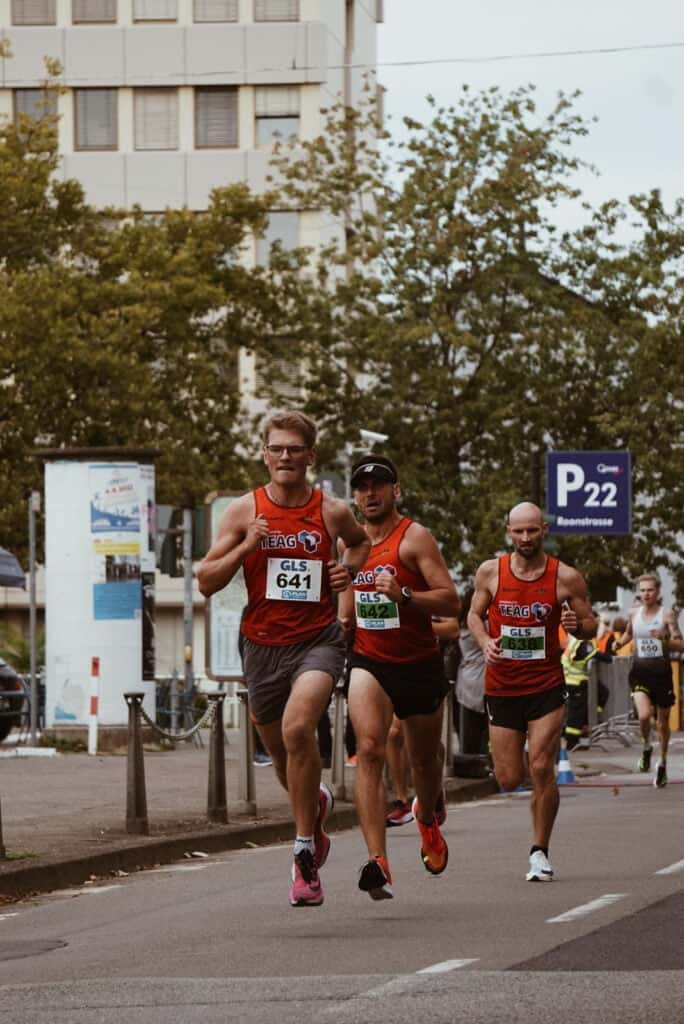Gruppe Männer im Sprint