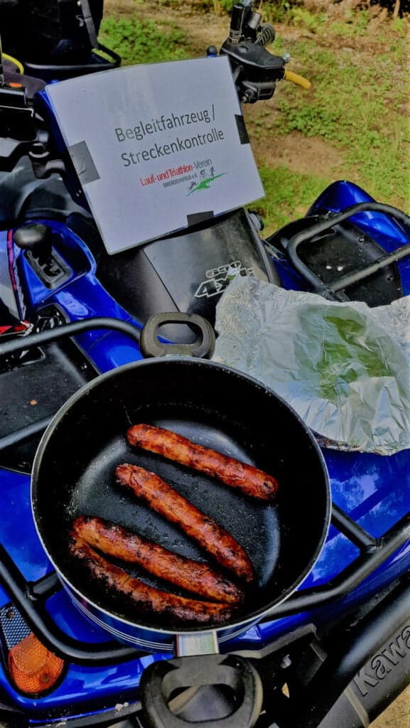 Quad mit Pfanne und Bratwürstchen