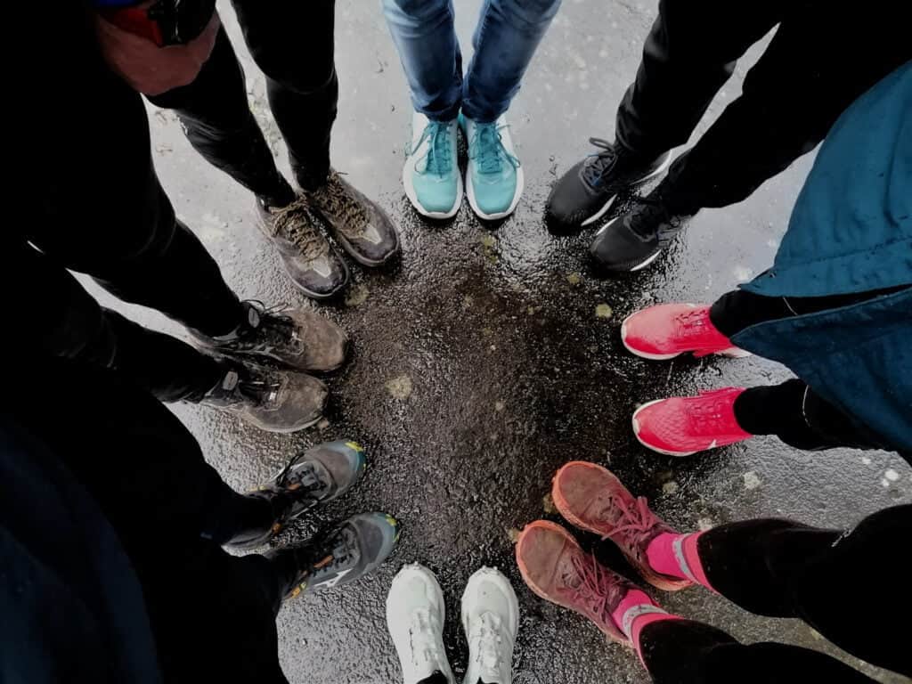 Schuhe von Läufern im Kreis fotografiert