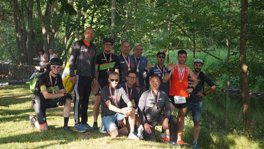 Gruppe Männer im Wald mit Medaillen