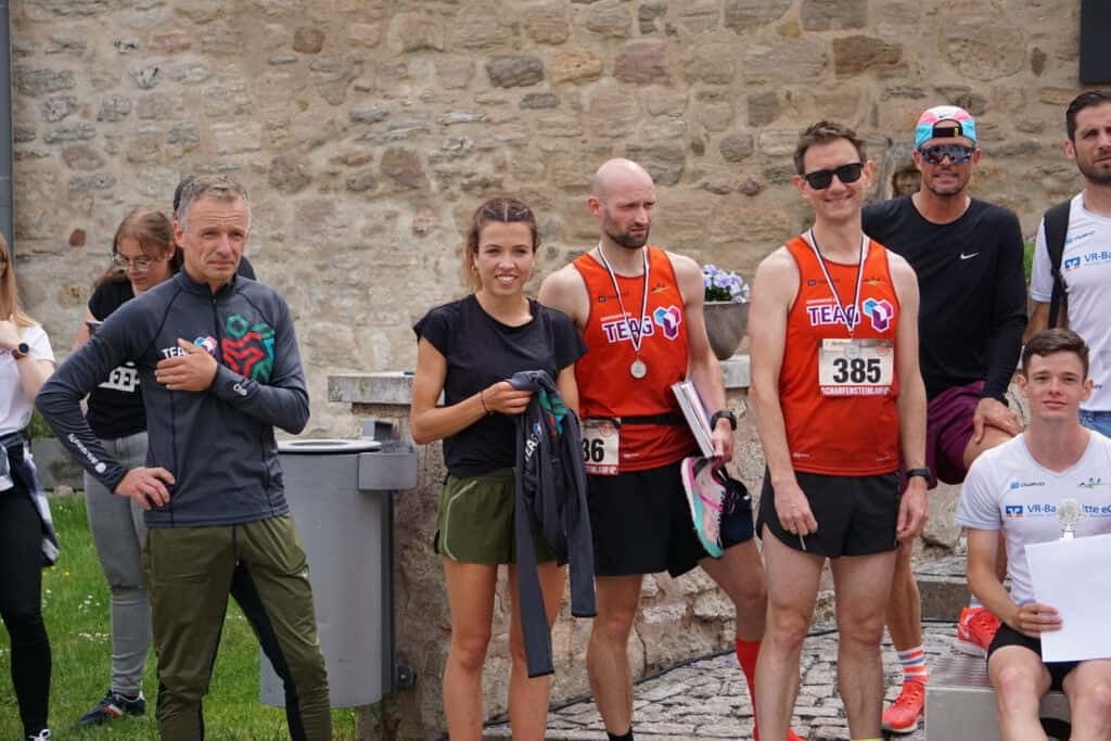 Läufer mit Medaille nach dem Rennen