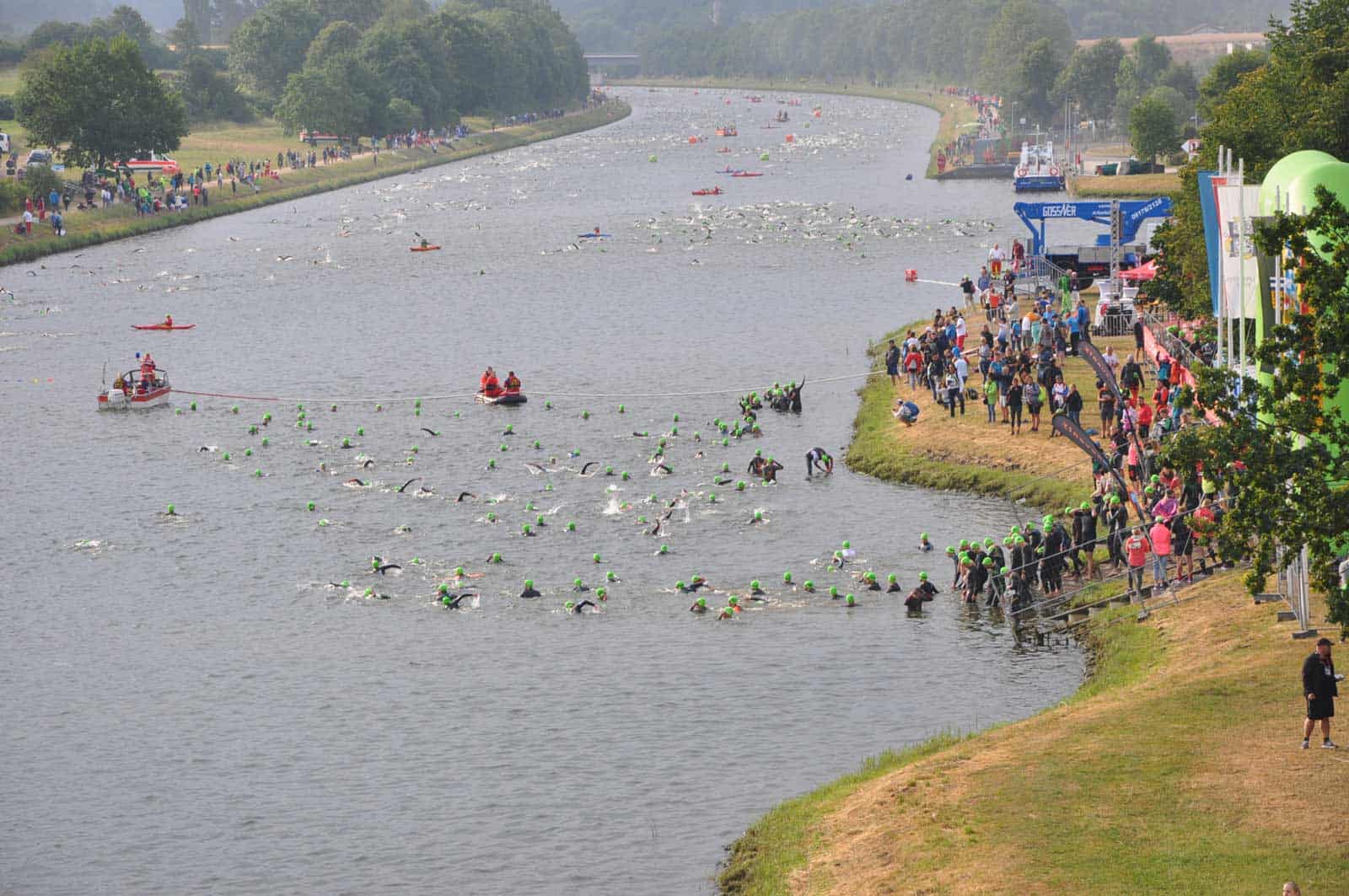 viele Schwimmer im breitem Flusslauf