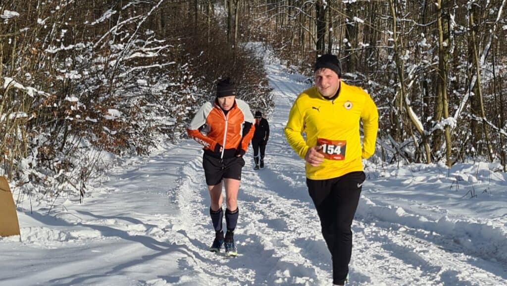 2 Läufer im Schnee