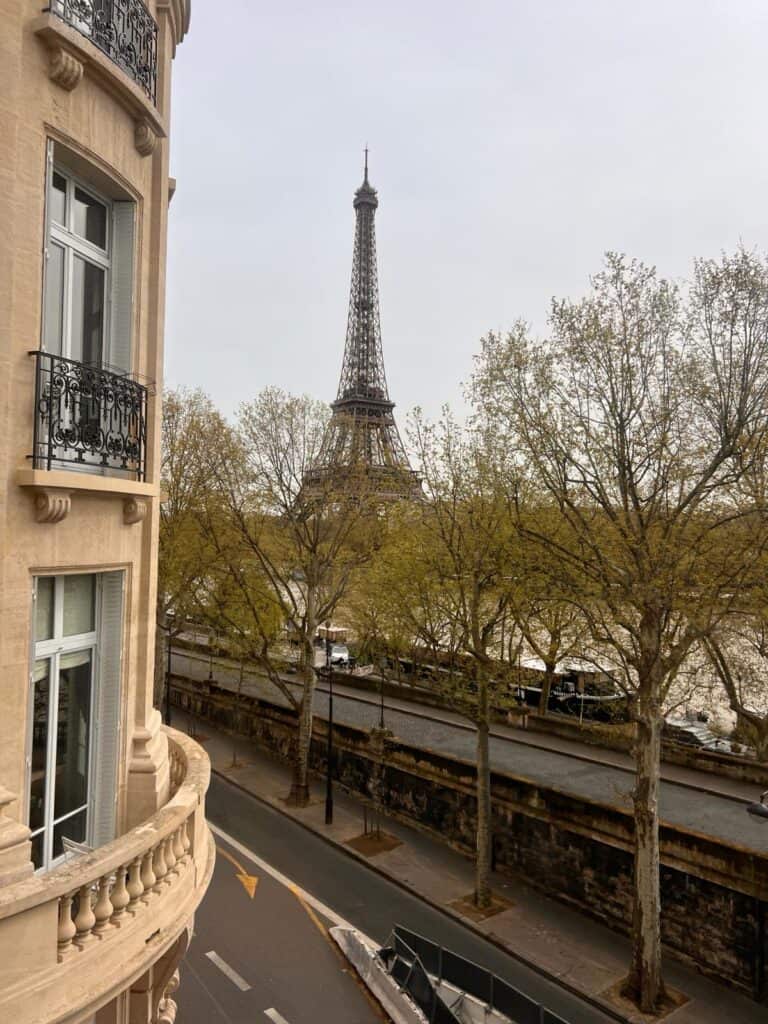 Eifelturm im Hintergrund