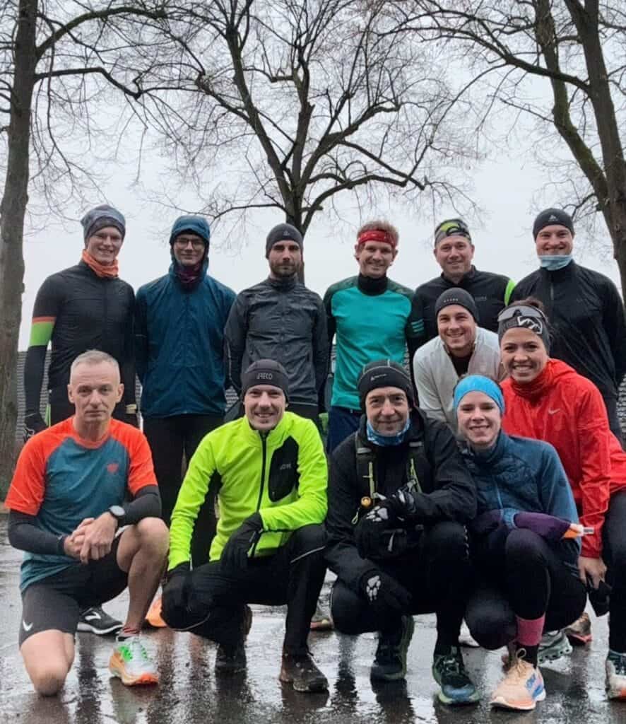 Eine Gruppe von zwölf Läufern posiert für ein Gruppenfoto